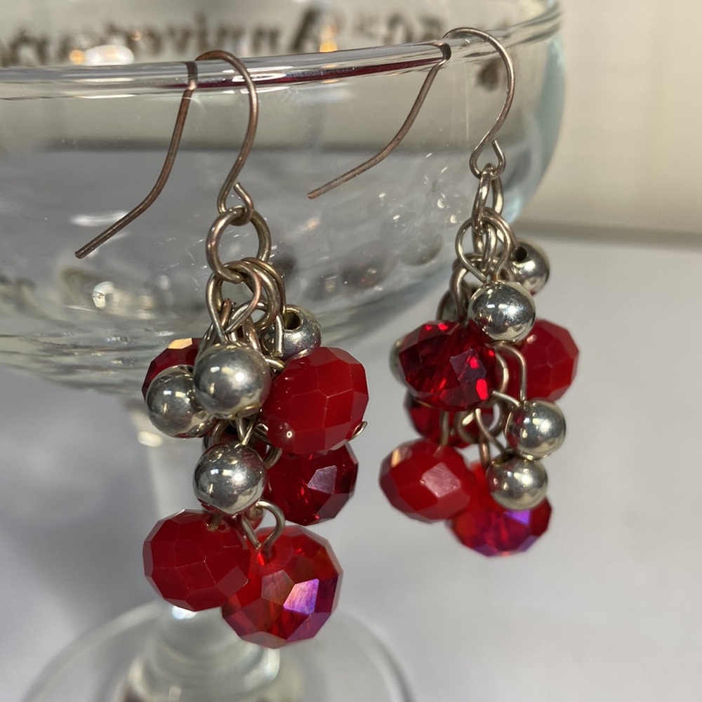 Vintage faceted red glass bead earrings - Picture 3 of 7